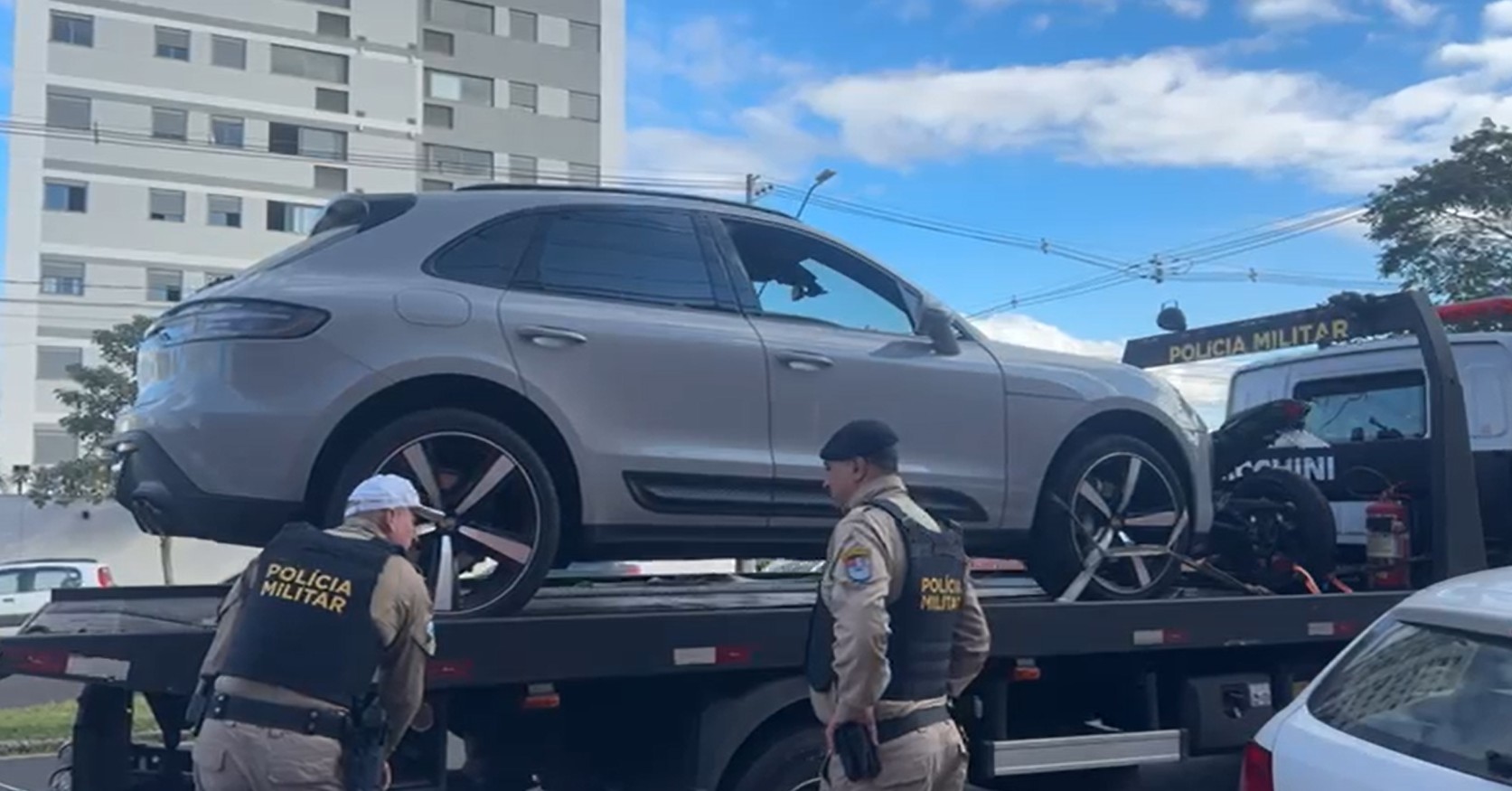 Porsche acumula R$ 26 mil em débitos e multas e é apreendido durante blitz, no Paraná