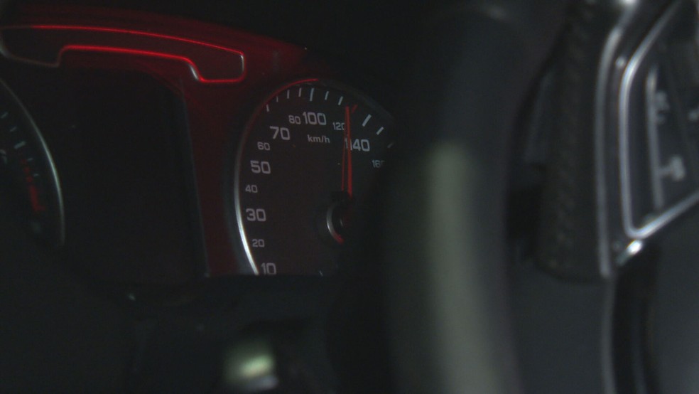 Velocímetro de Audi travou em mais de 120 km/h após acidente em Osasco — Foto: Marcos Politi/TV Globo