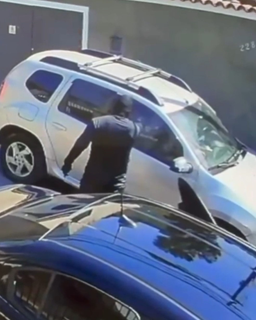 Mulher é vítima de tentativa de homicídio no Rio — Foto: Reprodução