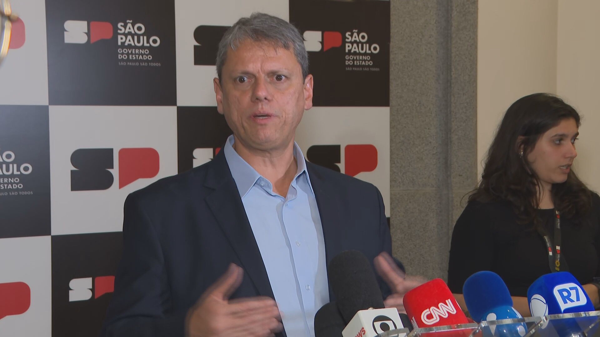 
'A gente não afasta nenhuma possibilidade', diz Tarcísio sobre o envolvimento de facção criminosa na execução de ex-delegado 