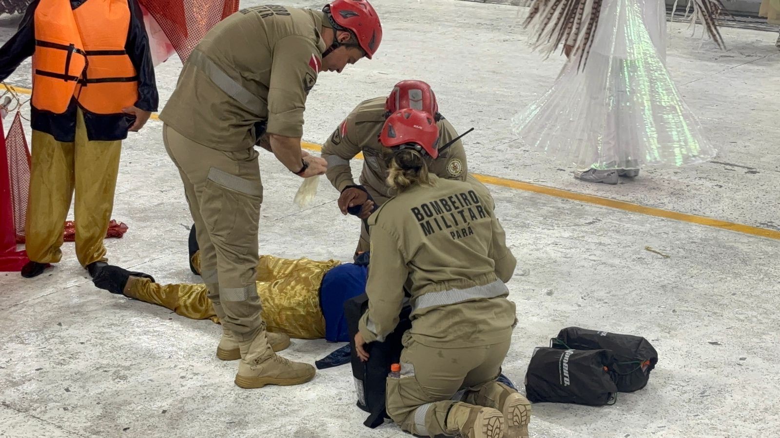 VÍDEO: Componente de escola de samba passa mal e fica desacordado no meio de desfile em Belém