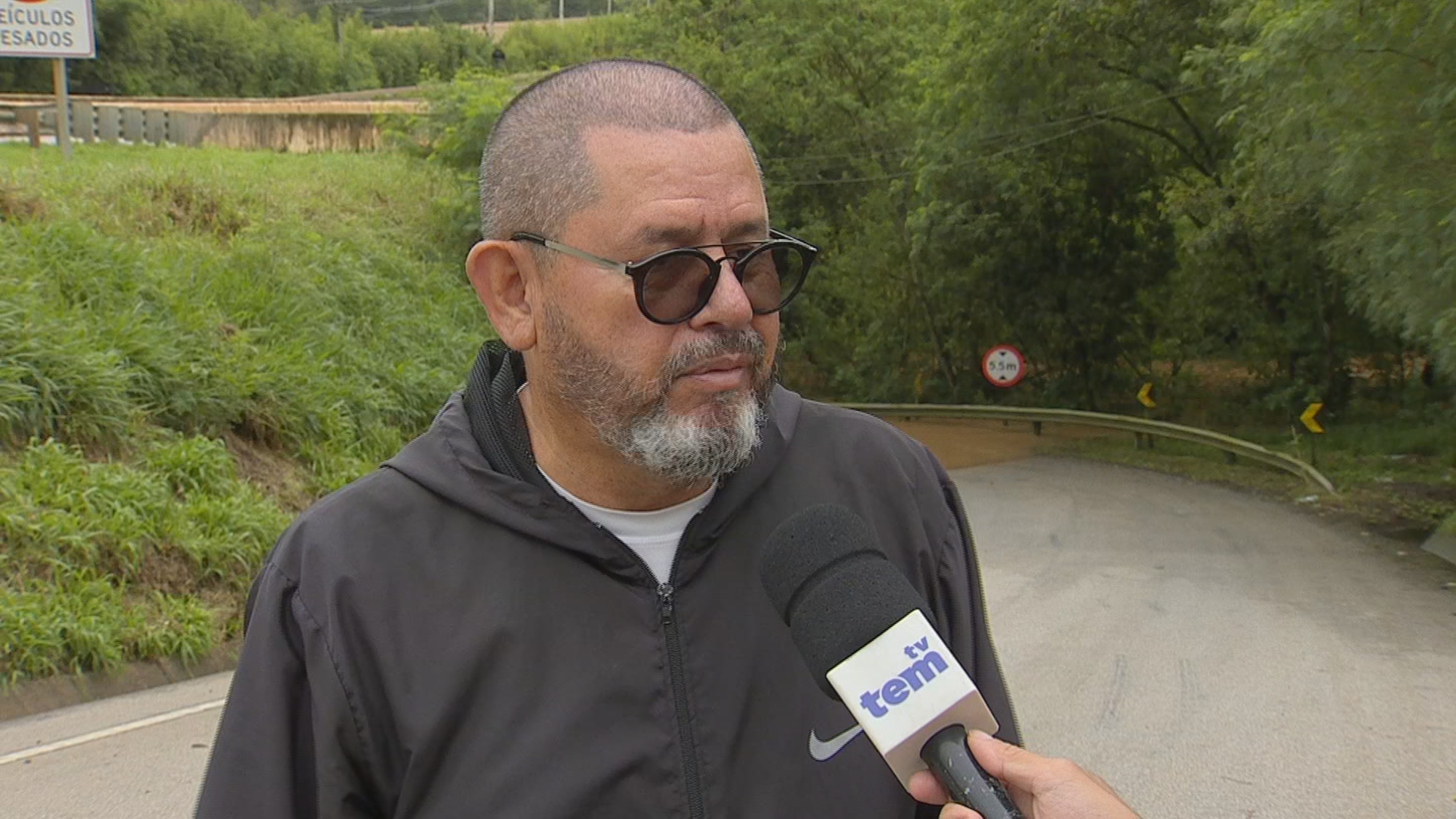 'Entrei em desespero', diz motorista que teve carro submerso em alça inundada da Raposo Tavares em Itapetininga
