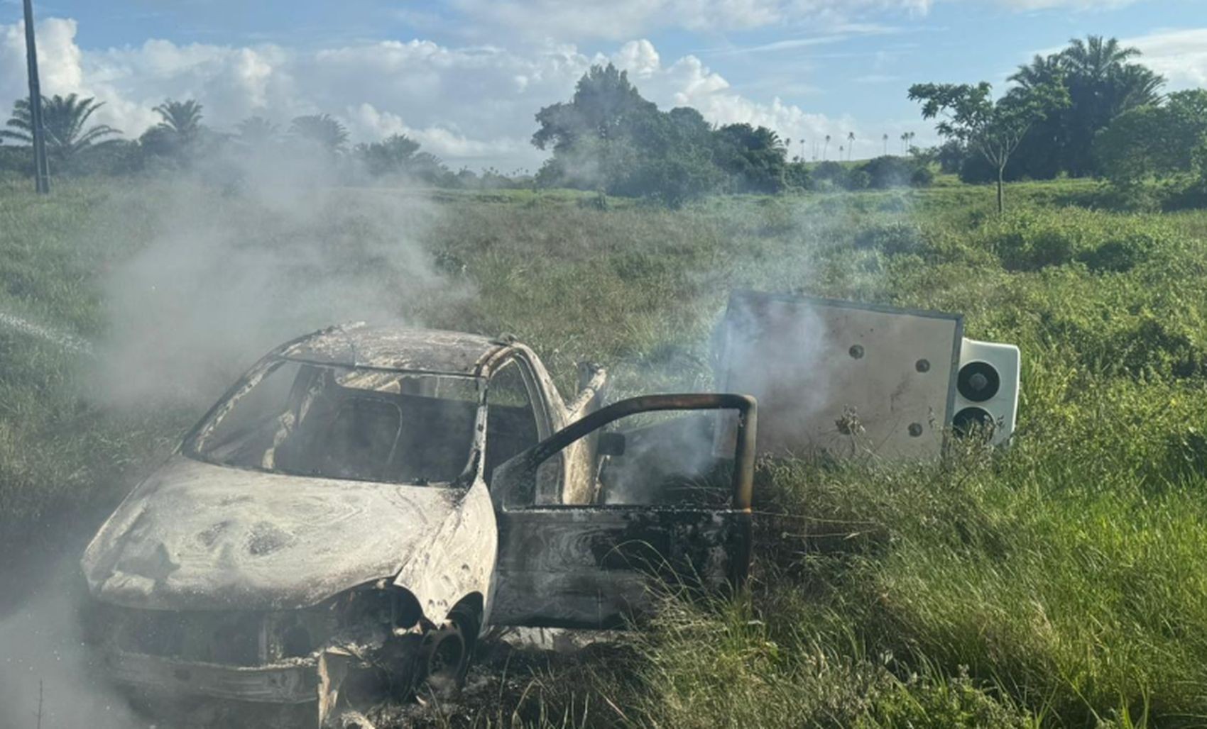 Veículo cai em ribanceira e pega fogo em Itaporanga d’Ajuda