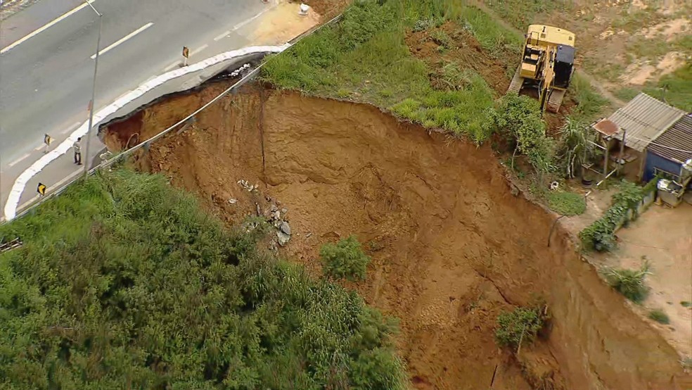 Cratera provoca interdição parcial na MG-010 em Vespasiano