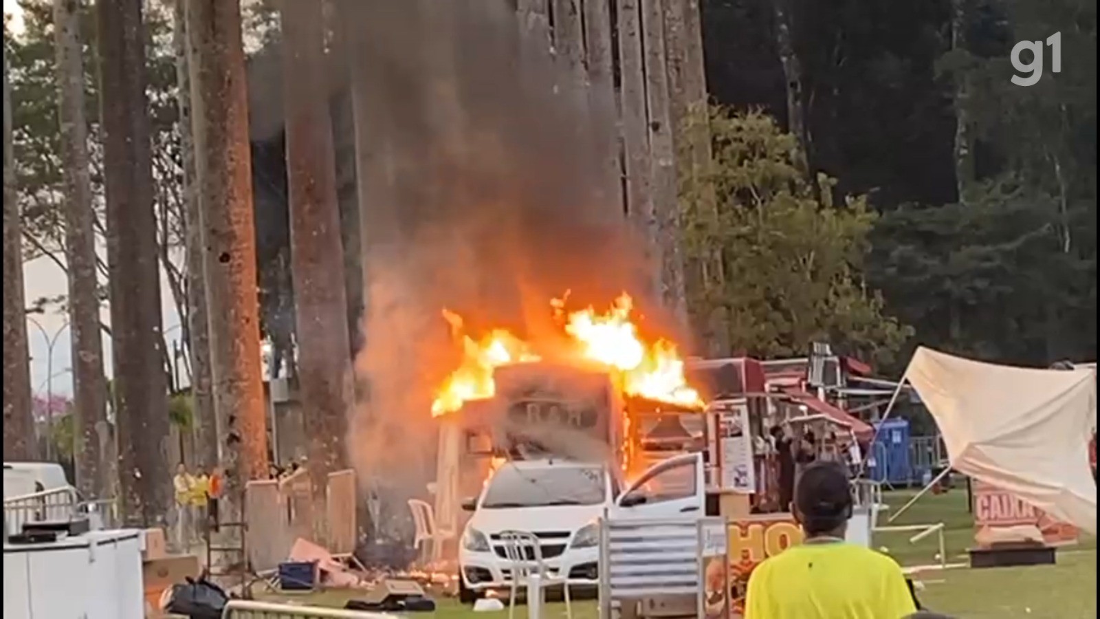 Carrinho de lanches fica destruído após pegar fogo no Parque da Cidade em São José dos Campos, SP