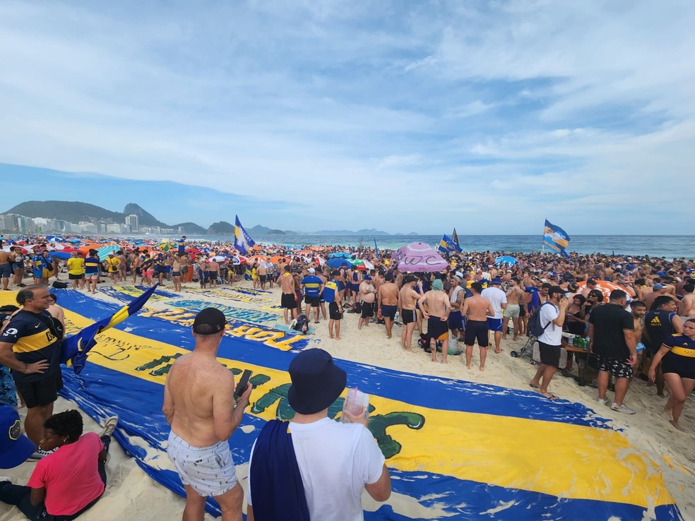 Torcedores do Boca ocupam trecho da faixa de areia em Copacabana — Foto: Raoni Alves/g1