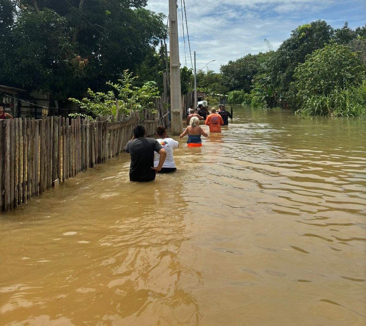 VÍDEO: Casas são alagadas e famílias ficam desalojadas após chuva na zona Sul de Porto Velho