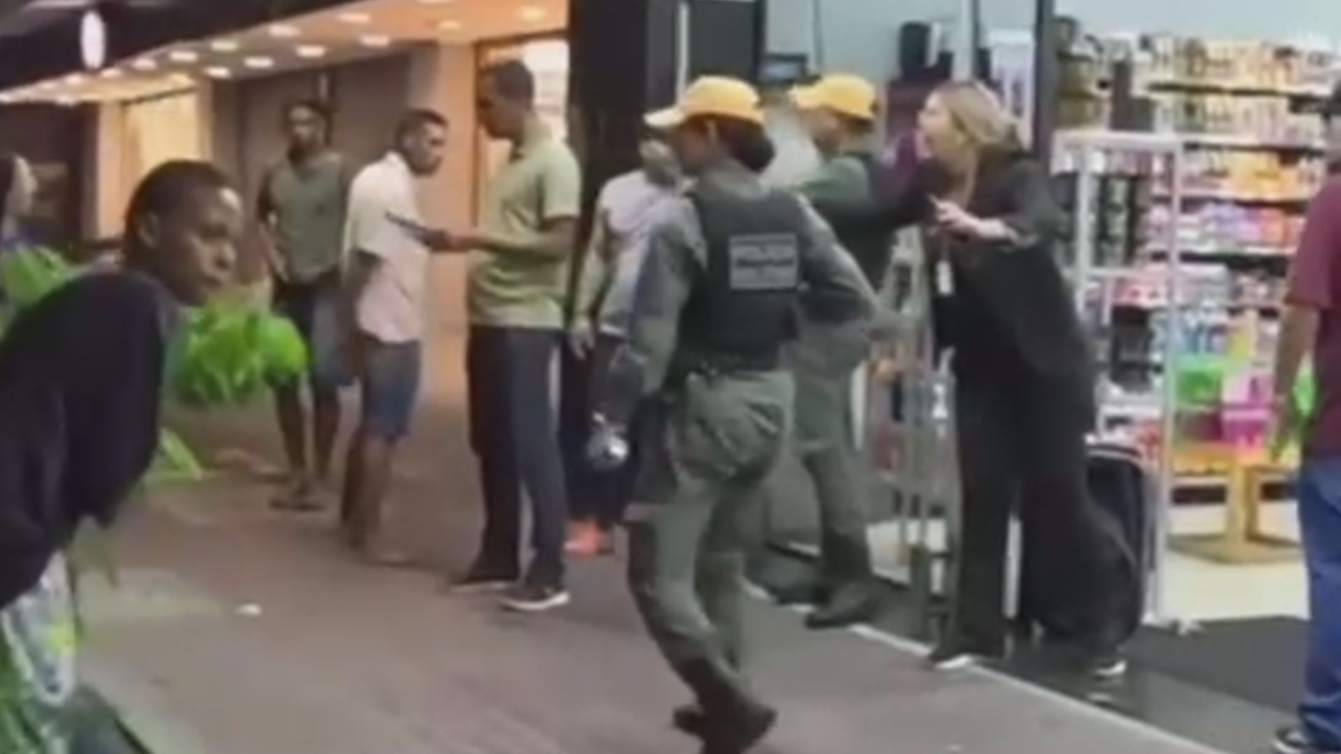 Homem entra com faca em loja e gera confusão em avenida no Centro do Recife; VÍDEO