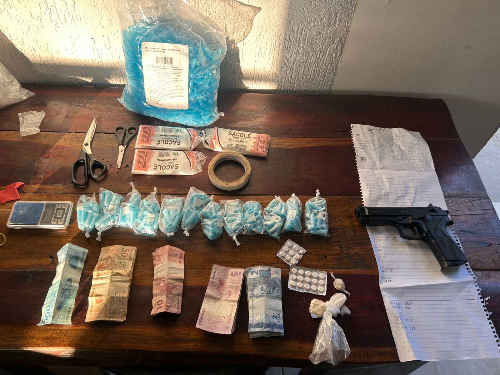 Homem finge consertar moto para despistar PM, mas é preso com drogas em Montes Claros