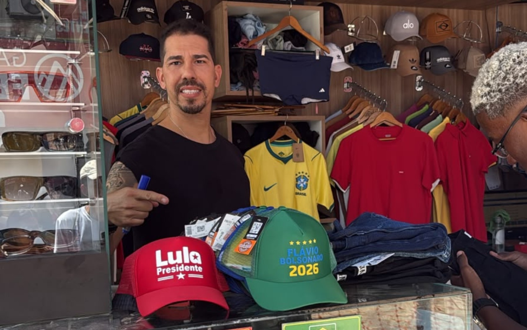Comerciante viraliza nas redes sociais ao vender mais de mil bonés de Lula e Flávio Bolsonaro na Bahia