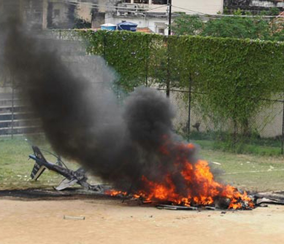 Helicóptero em chamas ao ser abatido, em 2009 — Foto: Agência O Globo/Fabiano Rocha