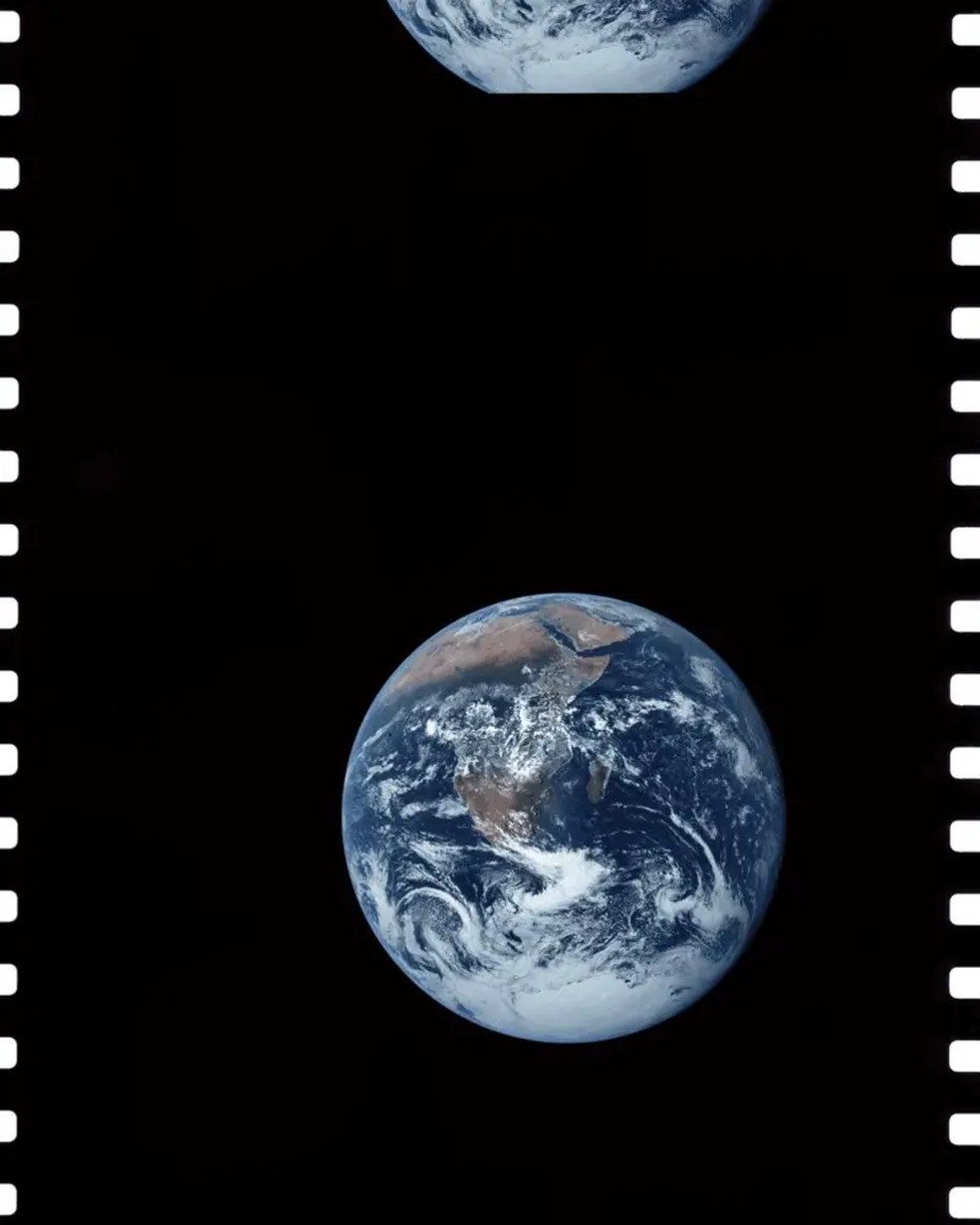 O negativo da foto Blue Marble, de 1972, está cuidadosamente armazenado no Johnson Space Center da Nasa — Foto: NASA