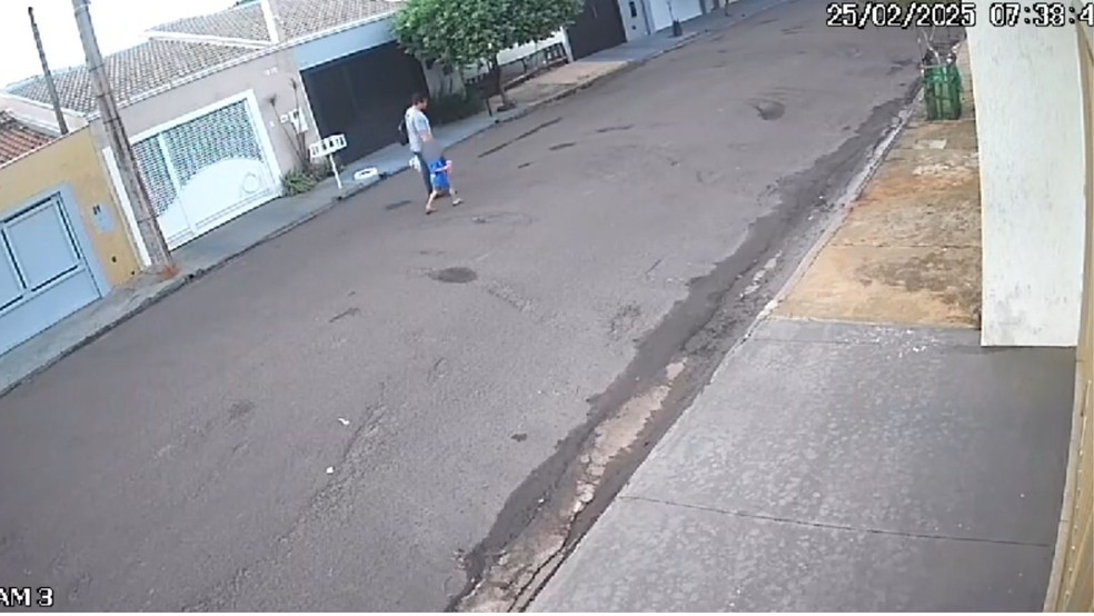 Homem é morto a tiros caminhava de mãos dadas com o filho de dois anos em Birigui (SP) — Foto: Reprodução/Câmera de segurança