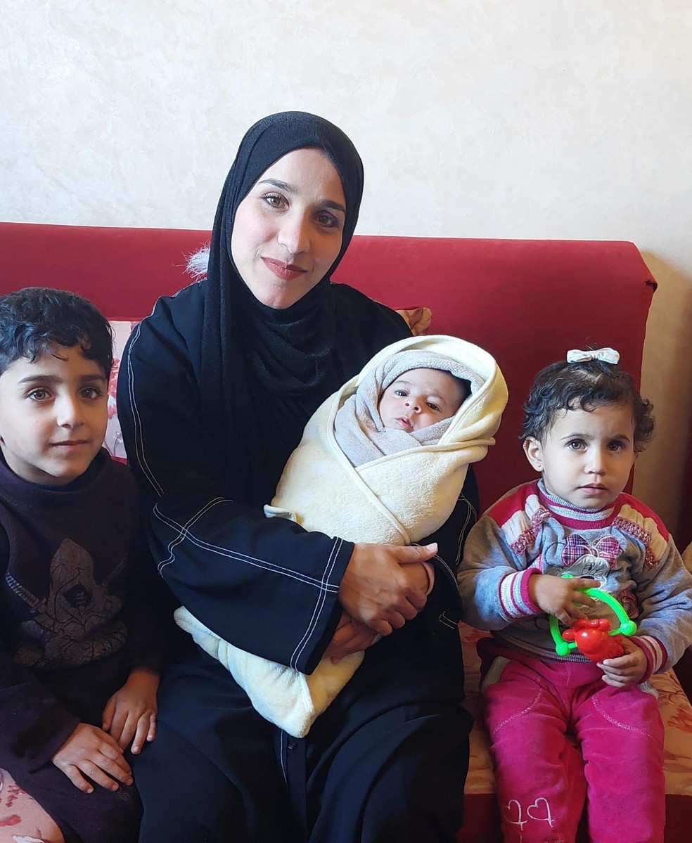 Brasileira que deu à luz terceiro bebê na Faixa de Gaza posa com os três filhos, que receberam autorização para deixar o território rumo ao Brasil. — Foto: Divulgação/ Embaixada do Brasil na Palestina