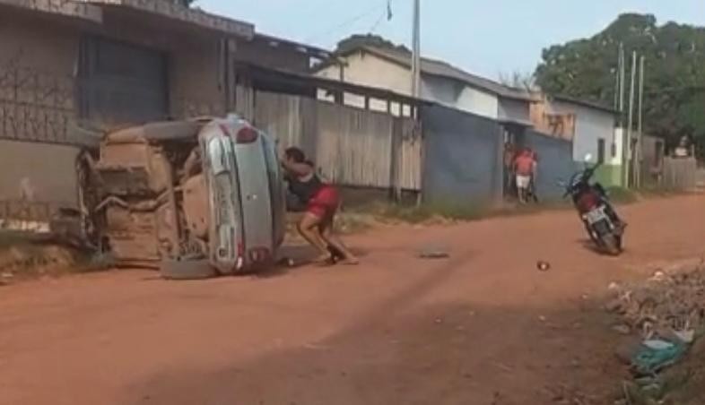 Carro capota no bairro Alvorada e deixa duas pessoas feridas; Samu alerta risco de remover vítimas 