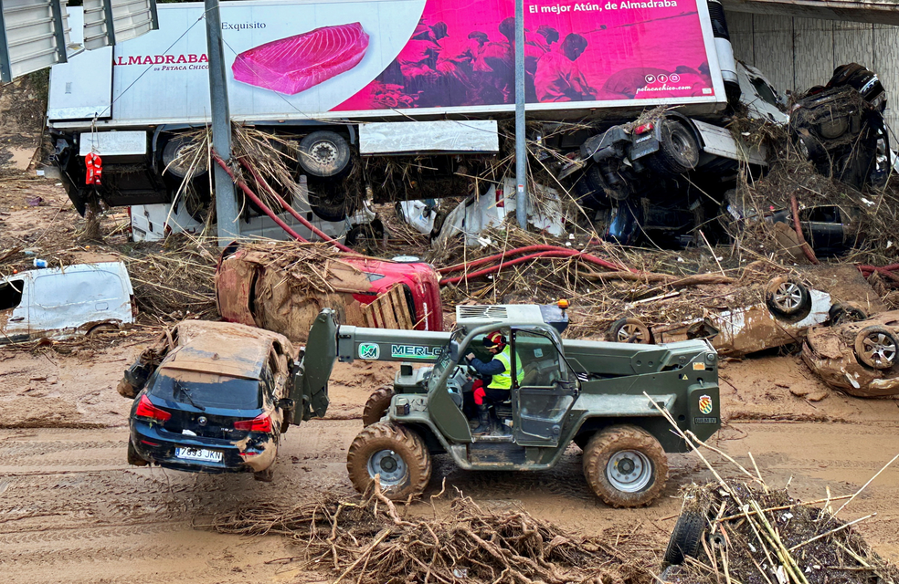 Homem retira carro com retroescavadeira em Torrent, no sul da Espanha, em 1º de novembro de 2024. — Foto: Susana Vera/ Reuters