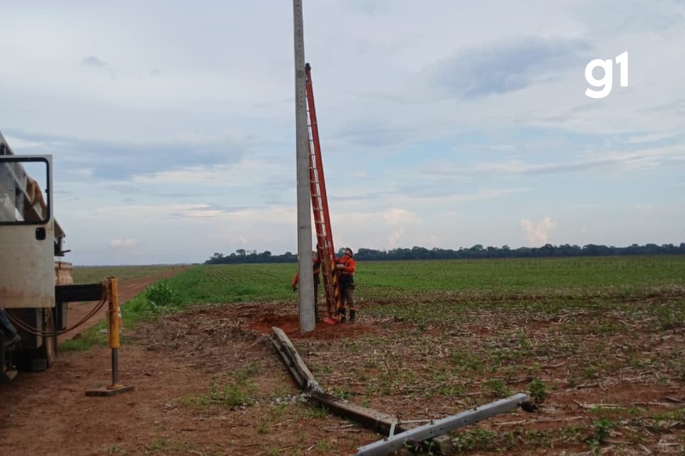 Equipes técnicas foram enviadas ao local para fazer a manutenção da rede elétrica — Foto: Energisa