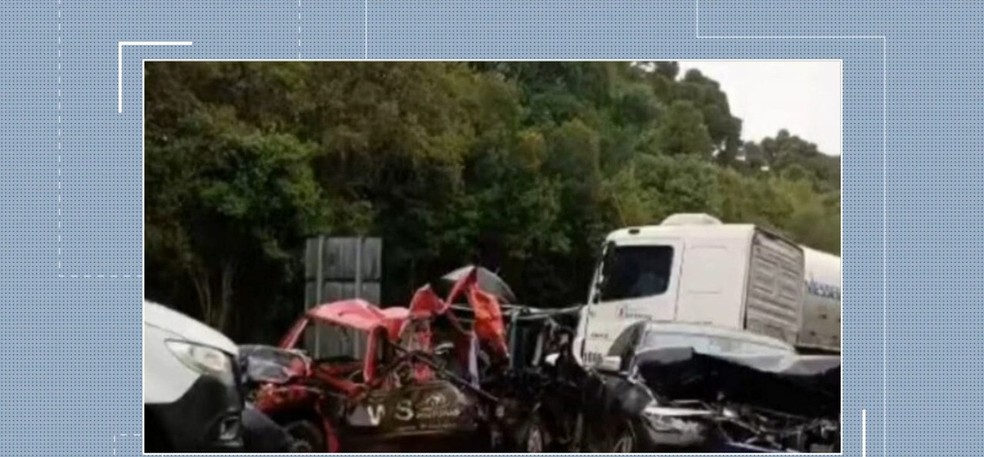 Engavetamento deixou mortos na BR-116 em Itaiópolis — Foto: Reprodução/NSC TV