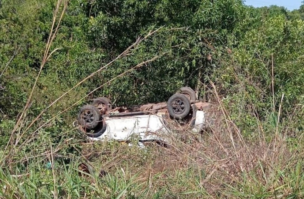 Irmãos morreram após carro capotar na BR-242 — Foto: Reprodução