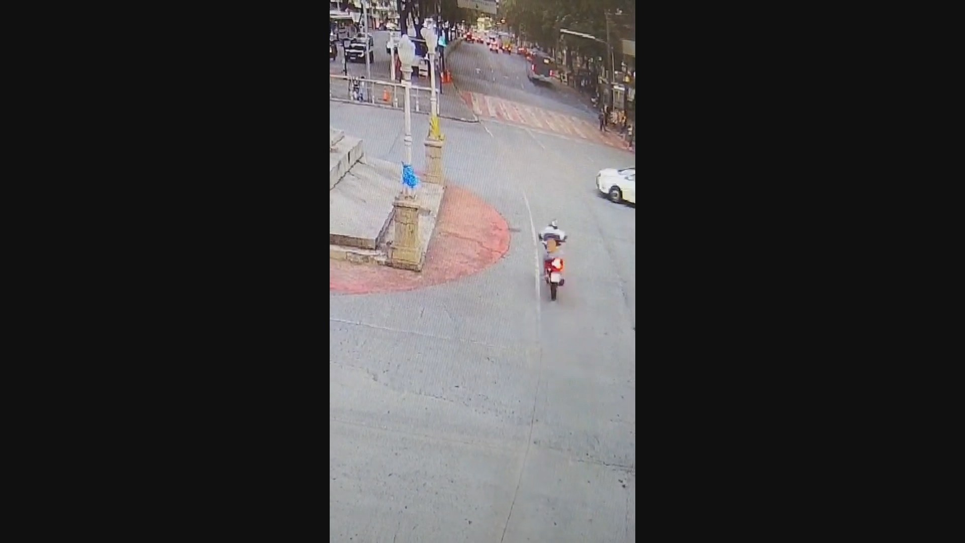 Câmera registra momento em que motociclista bate em táxi na Praça Sete