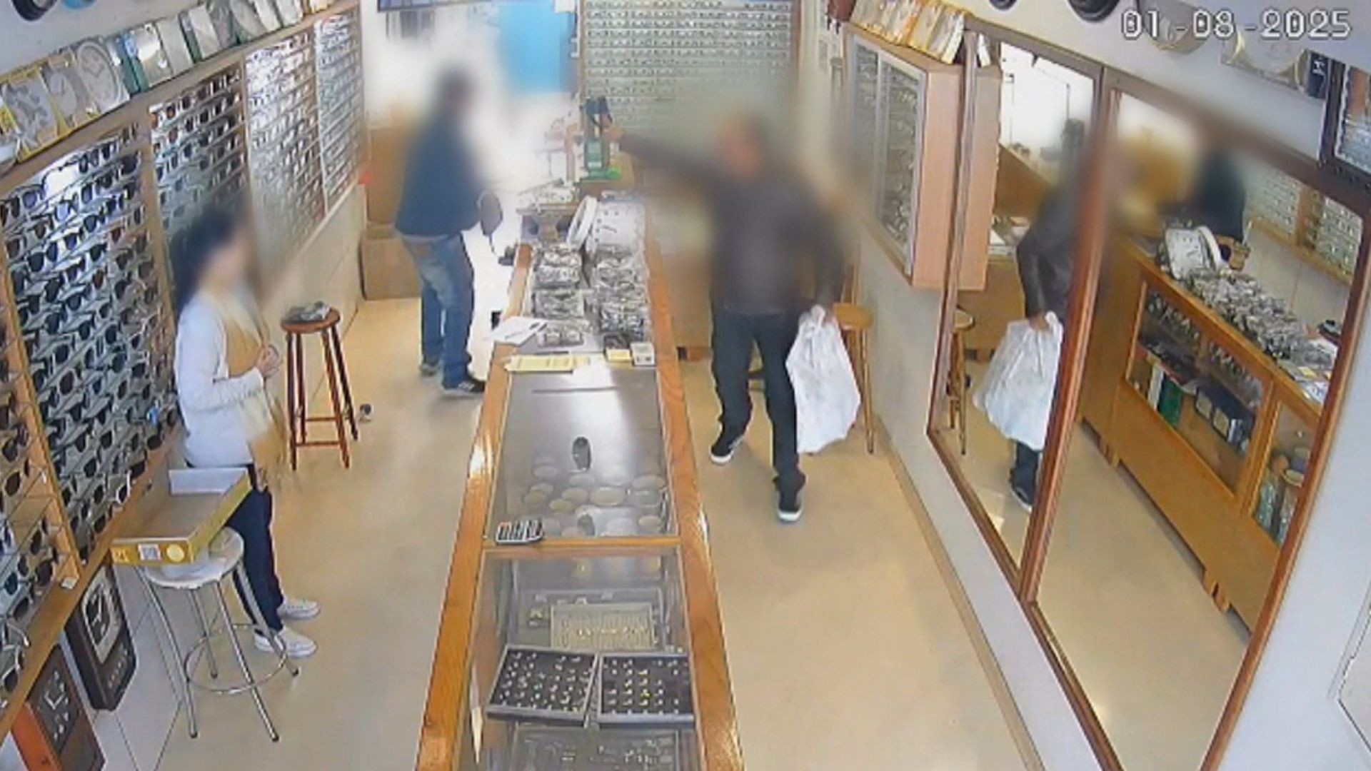 VÍDEO: dupla invade joalheria e rouba artigos de luxo em poucos segundos no RS, diz polícia