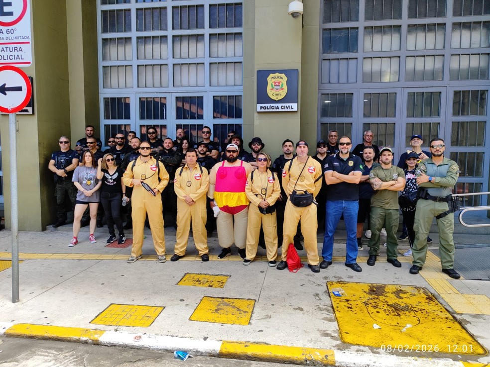 Policiais fantasiados prendem suspeitos de furto de celulares em bloco de SP — Foto: Divulgação