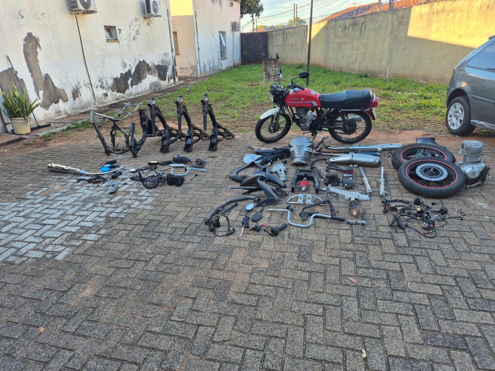 Operação mira furtos de motocicletas e apreende veículo adulterado, drogas e peças no interior de SP 