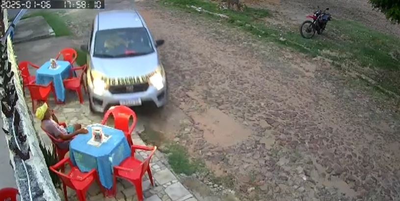 VÍDEO: Aluna de autoescola invade calçada de lanchonete e quase atropela cliente