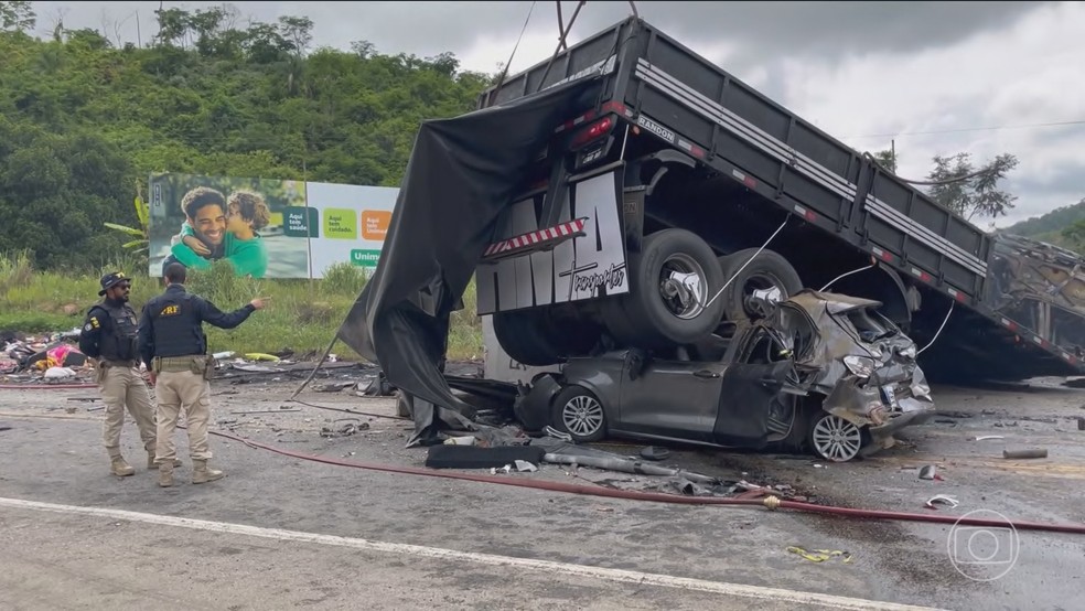Acidente entre 3 veculos na BR-116 causa mortes e deixa feridos  Foto: Jornal Nacional/ Reproduo