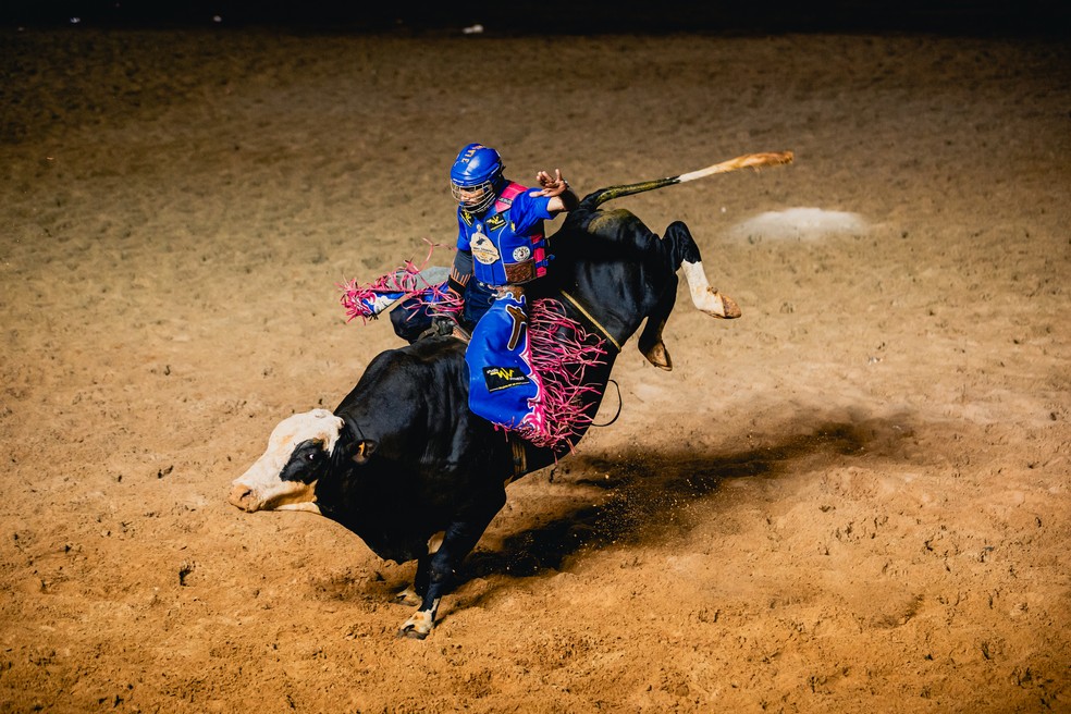 O peão Everton Natan da Silva, natural de Viradouro (SP), venceu a disputa da montaria em touros no Ribeirão Rodeo Music 2024 — Foto: Divulgação