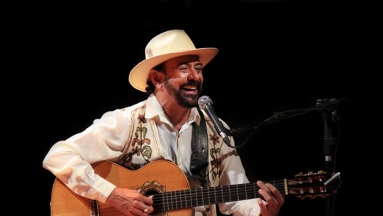Cantor e compositor Xangai faz show no Recife em homenagem à tradição dos violeiros
