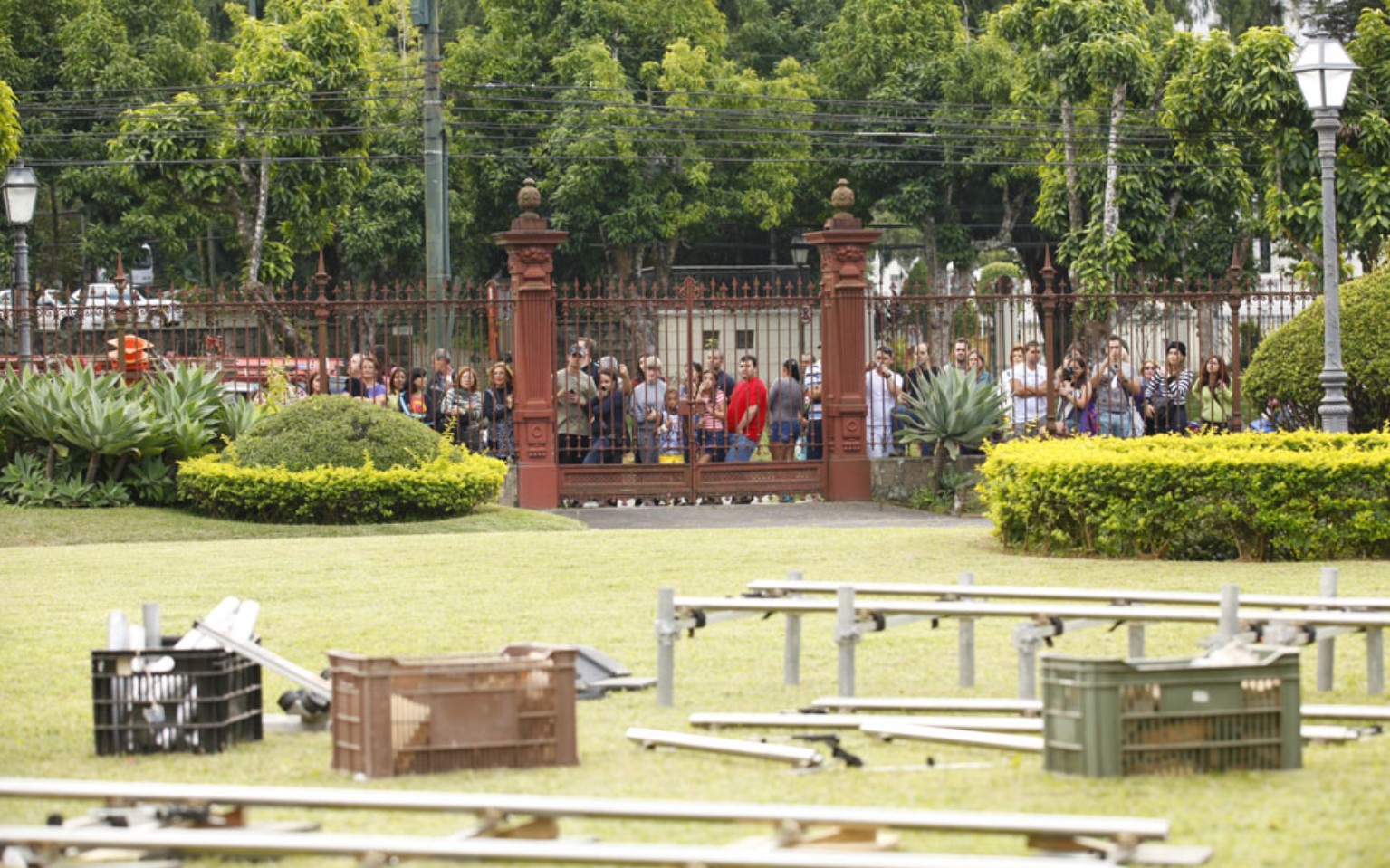 Curiosos vendo a movimentacao das gravacoes e param diante da grade do Palario Rio Negro, em Petropolis — Foto: Acervo Globo