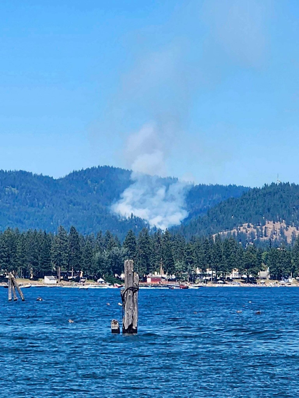 Fumaça sobe de um incêndio próximo ao Lago Coeur d’Alene, em Idaho, onde bombeiros que respondiam à ocorrência foram baleados — Foto: C. Jones via AP