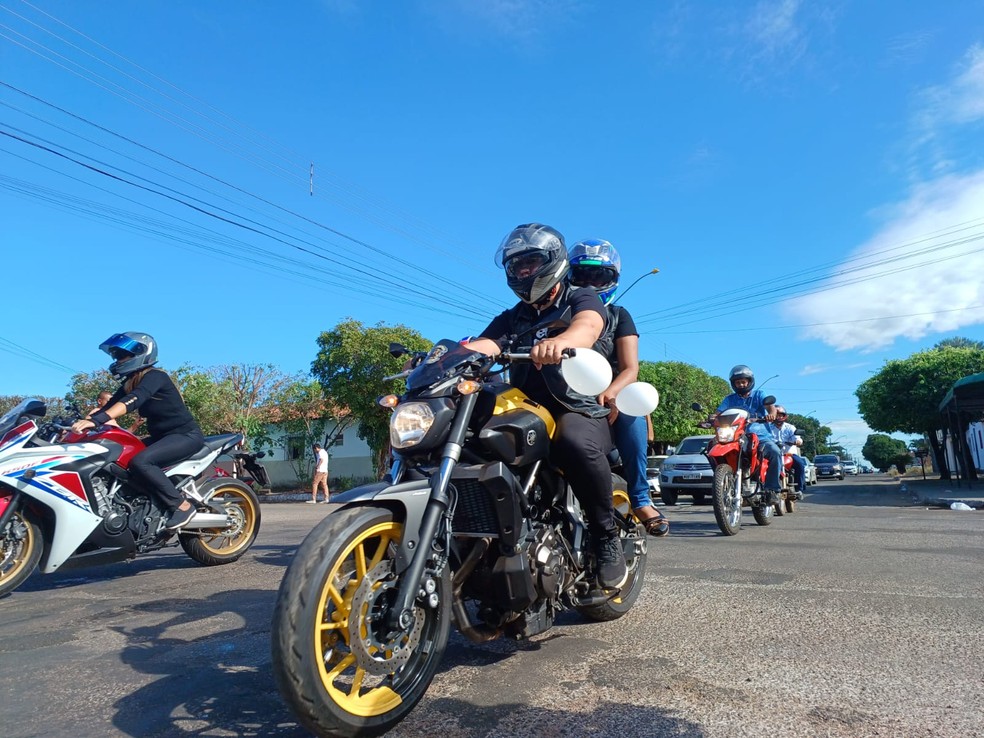 Amigas que morreram em acidente eram apaixonadas por motocicletas; amigos fizeram homenagens — Foto: Willian Alves/TV Anhanguera