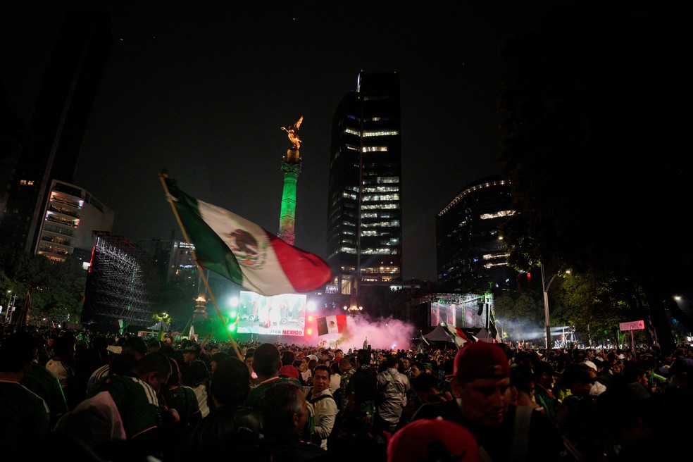 Torcedores do México celebram classificação contra o Equador na Copa do Mundo em 30 de junho de 2026. — Foto: REUTERS/Armando Vega