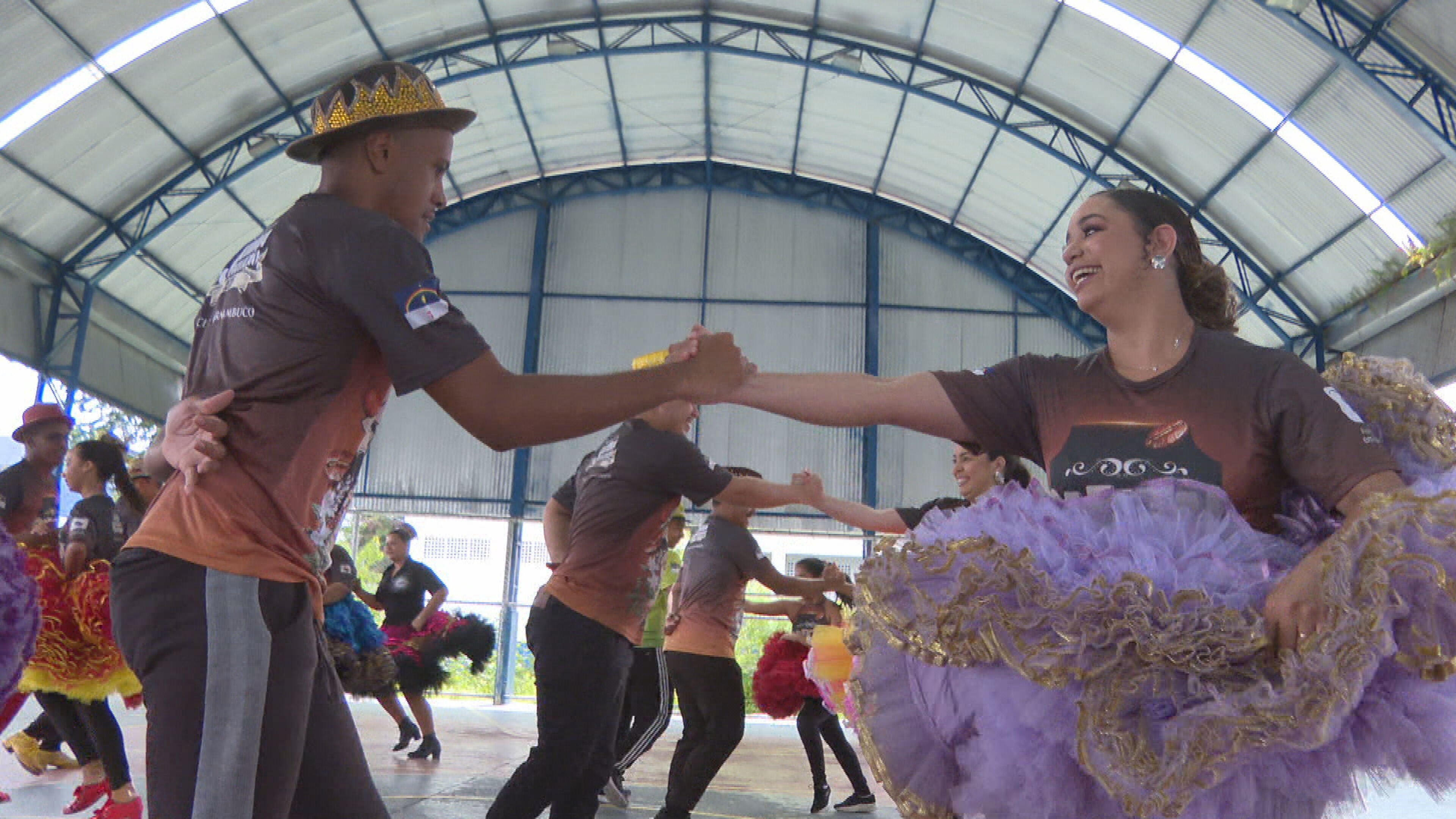 Costureira e dançarinos se unem em maratona de trabalho e paixão para desfiles de Quadrilha Junina no Recife