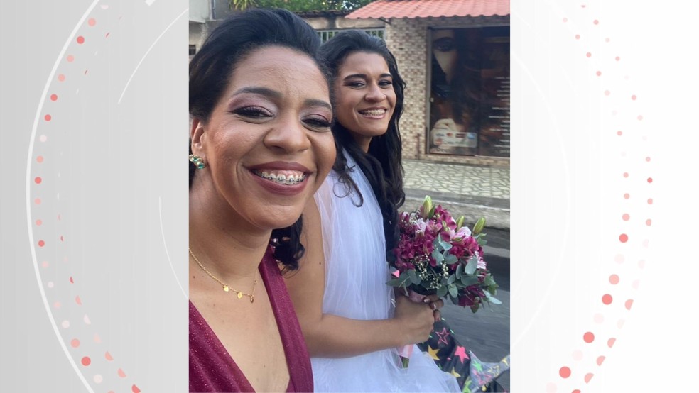 Na pá de uma retroescavadeira, noiva e madrinha foram para o casamento em Vila Velha, Espírito Santo — Foto: Arquivo pessoal