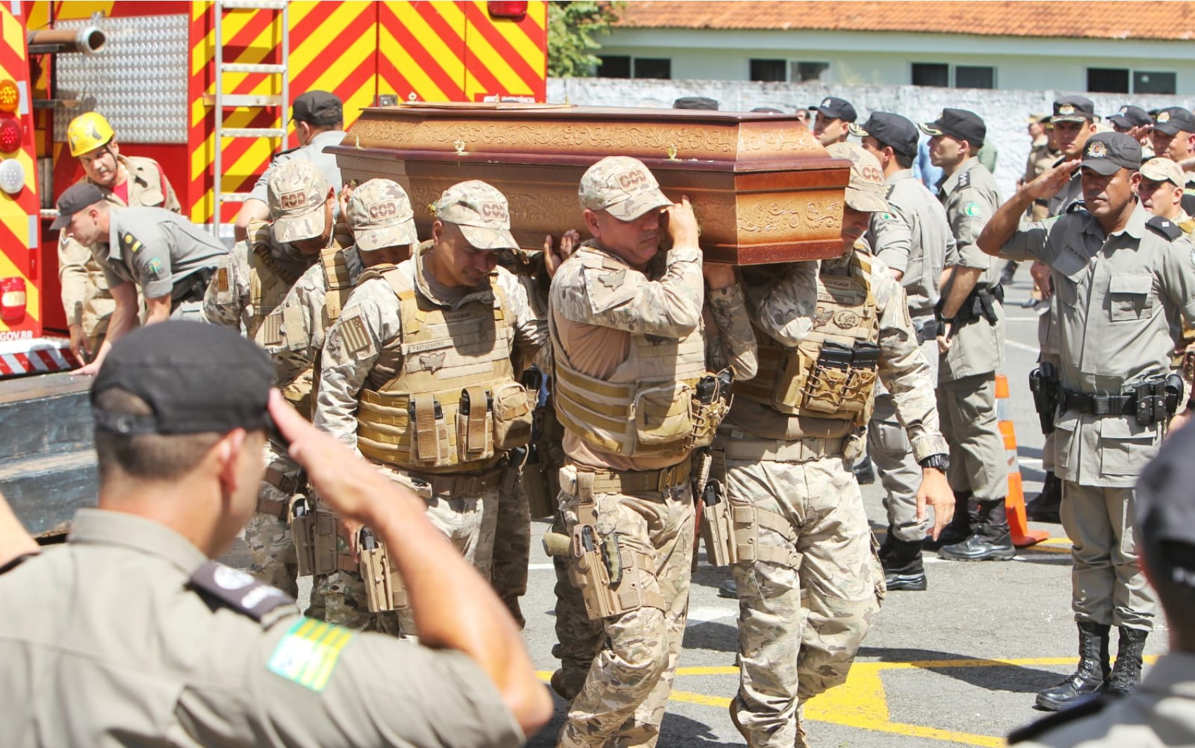 Corpos de policiais mortos em acidente na BR-364 são levados para enterro em cidades de Goiás e do DF