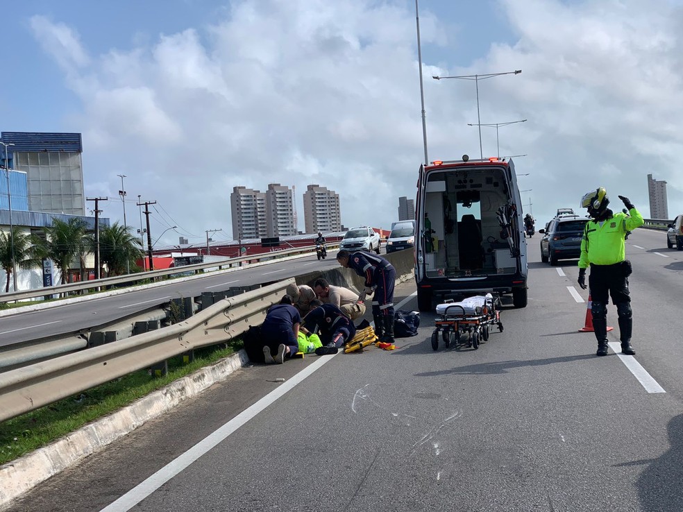 Agente de mobilidade ficou ferido em acidente de trânsito na BR-101, em Natal — Foto: Gustavo Brendo/Inter TV Cabugi