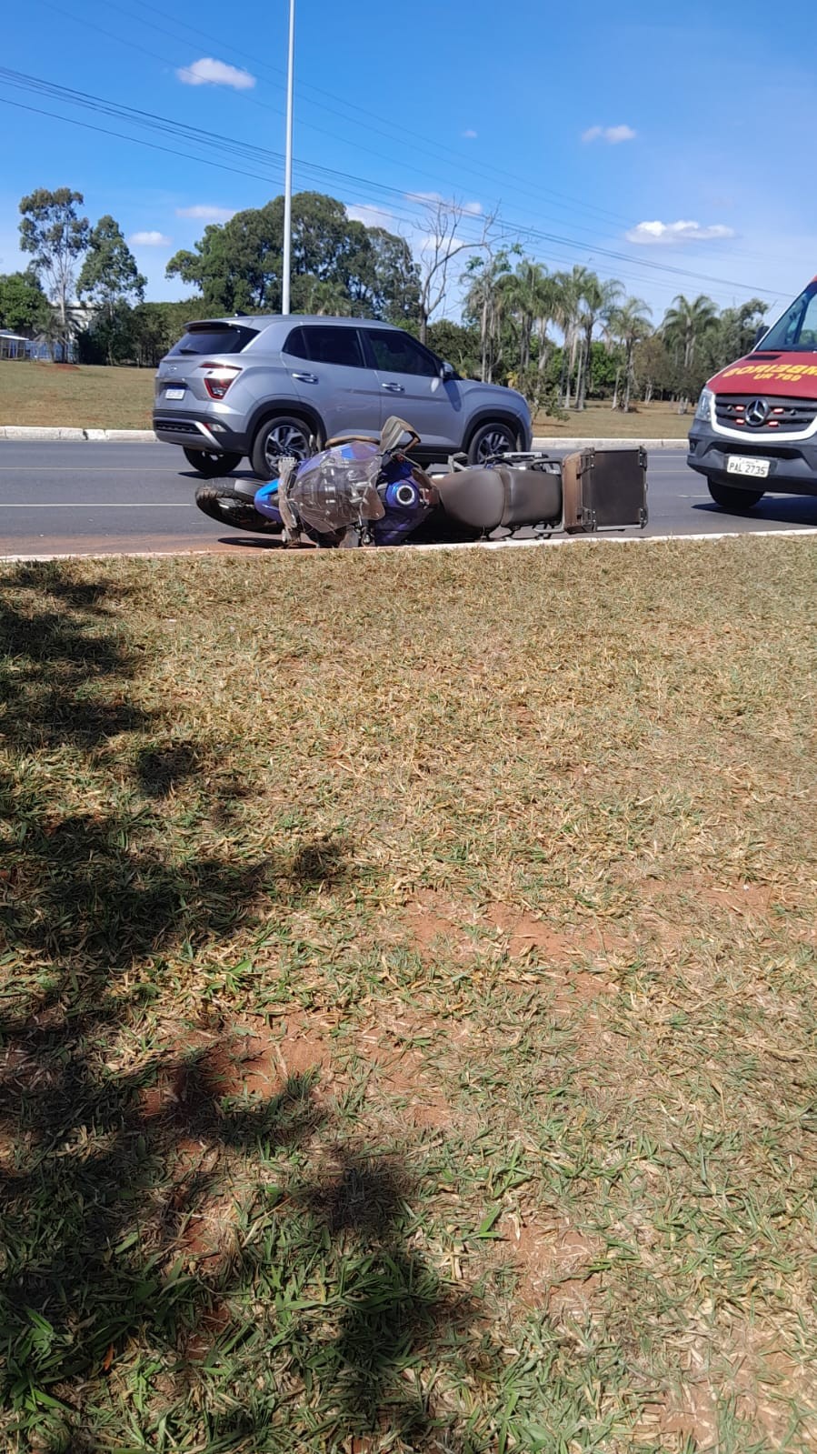 Motociclista fica em estado grave após acidente no Parque da Cidade; motorista fugiu, dizem testemunhas