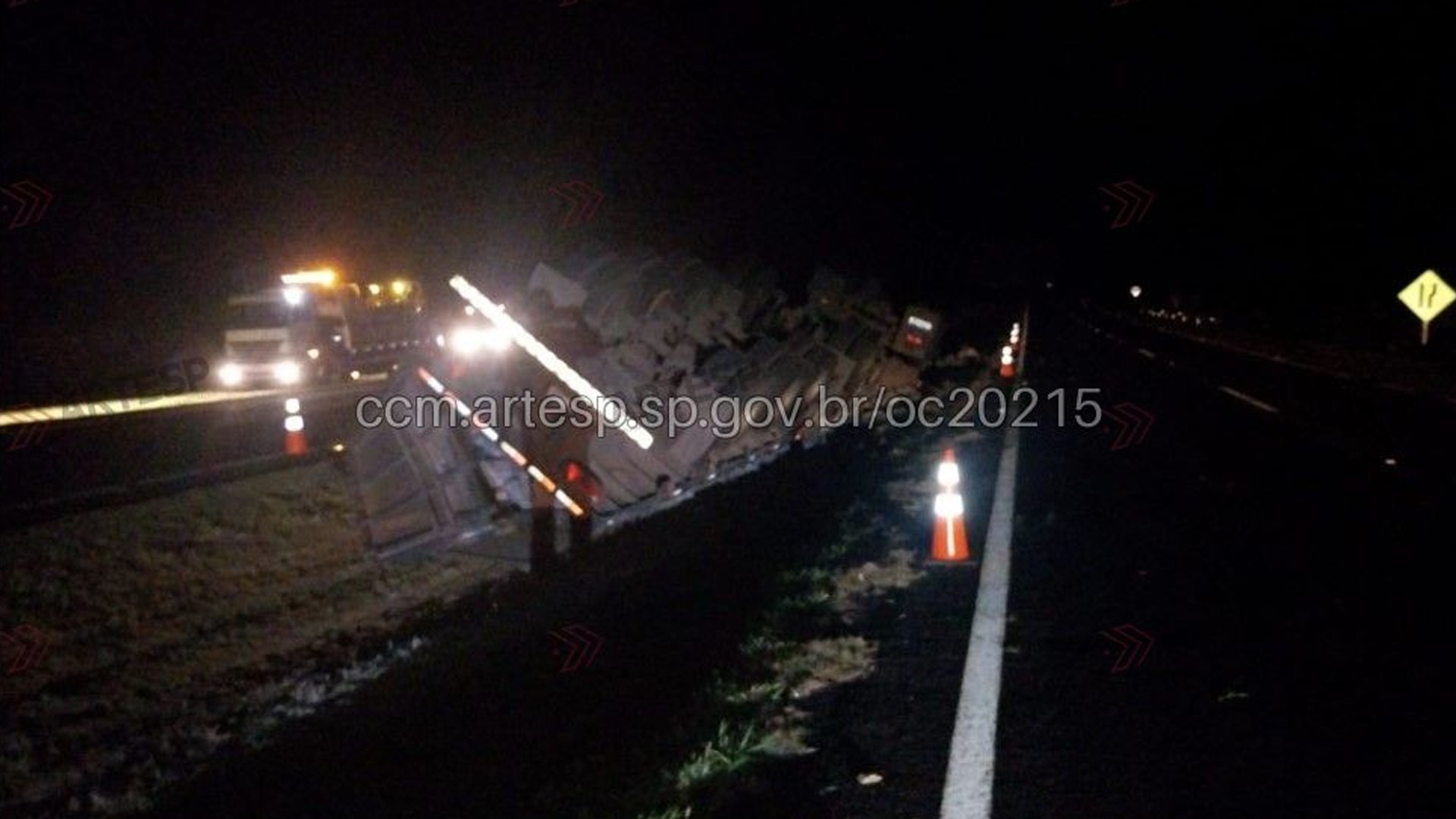 Motorista fica ferido após carreta com cimento tombar na Raposo Tavares em Rancharia