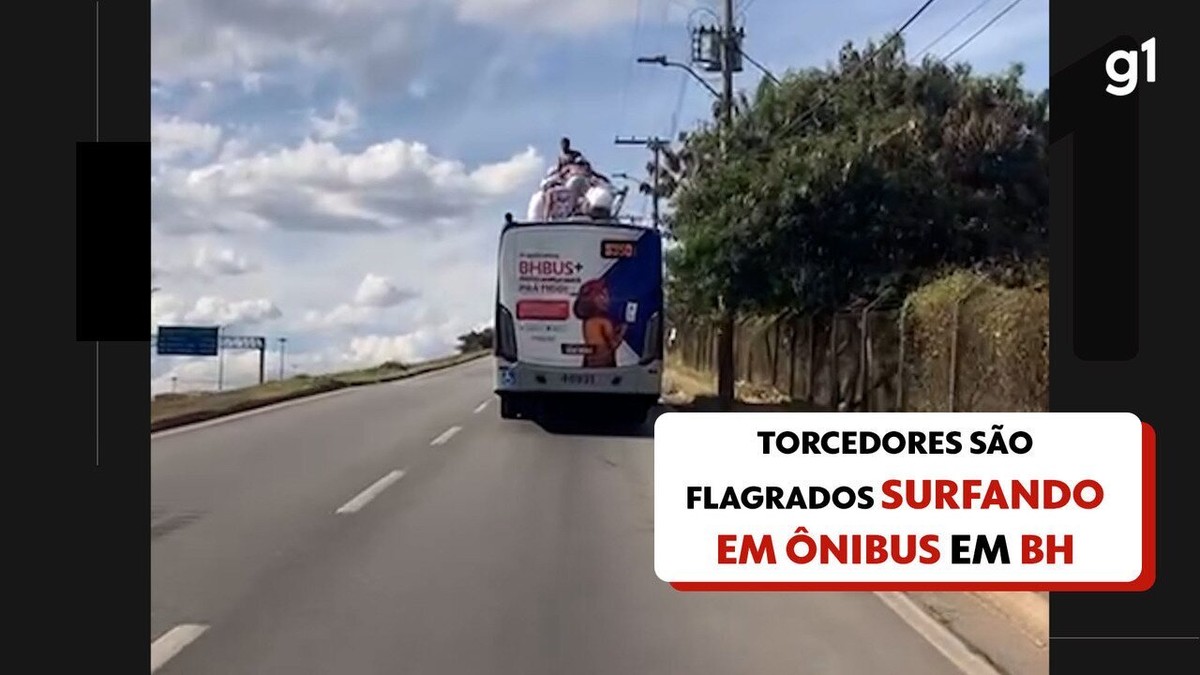 Torcedores do Cruzeiro 'surfam' no teto de ônibus à caminho do Mineirão; VÍDEO