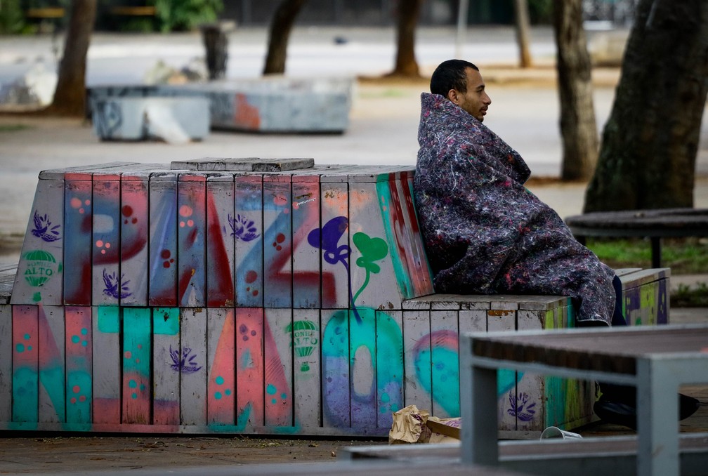 Homem em situação de rua durante frio em SP — Foto: ALOISIO MAURICIO/FOTOARENA/ESTADÃO CONTEÚDO