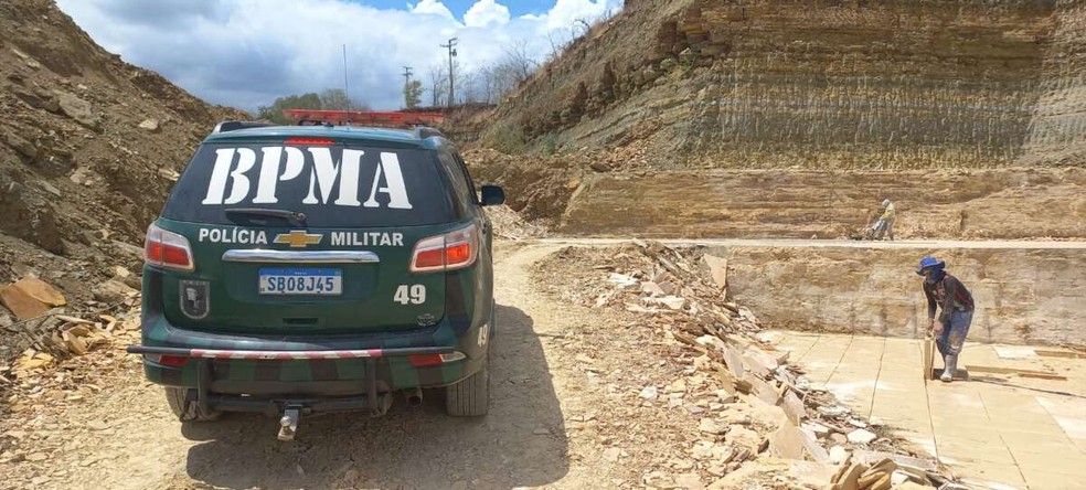 Fiscalização da Polícia Militar visa combater o tráfico de fósseis. — Foto: Polícia Militar/ Divulgação