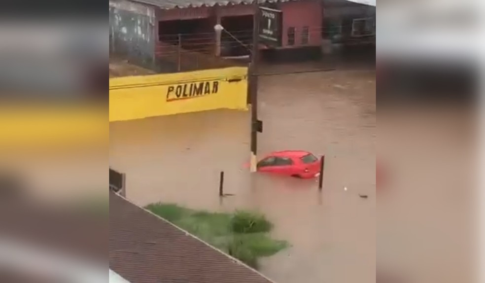 Carro é arrastado por correnteza durante chuva em Avaré (SP). — Foto: Reprodução