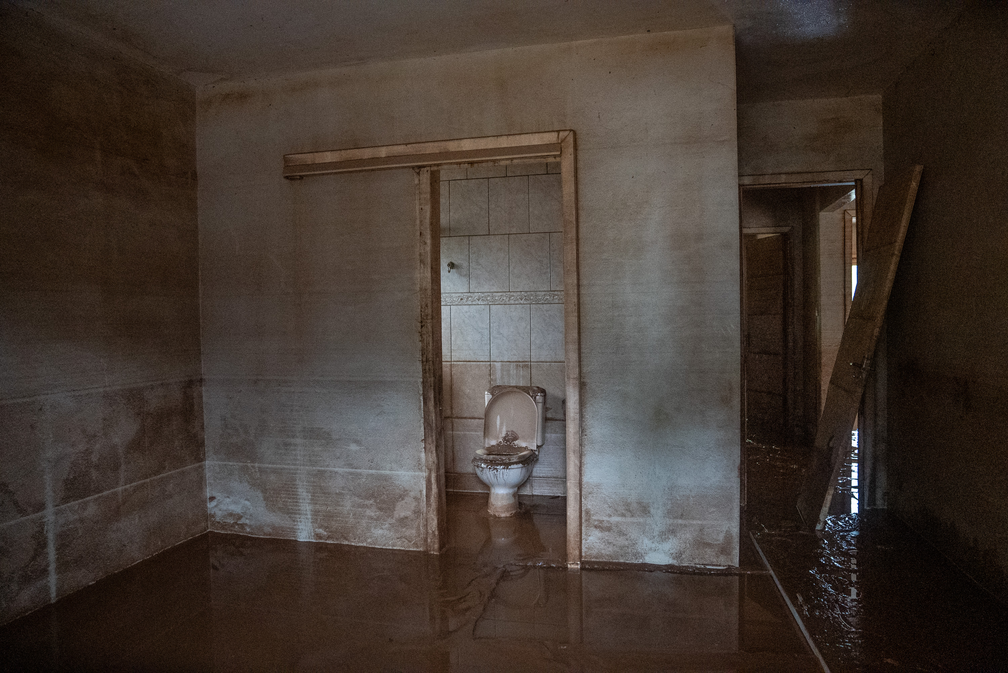 Interior de casa ficou coberto de lama no bairro de Hidráulica, em Lajeado. À beira do Rio Taquari, o bairro foi fortemente atingido pela enchente — Foto: Fábio Tito/g1