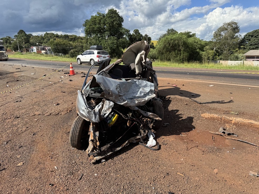 Acidente deixou carro totalmente destruído — Foto: Fabrício Eduardo