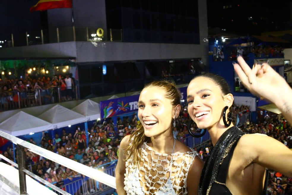 Bruna Marquezine e Sasha no trio de Ivete Sangalo — Foto: Livia Neves/Ag. Picnews