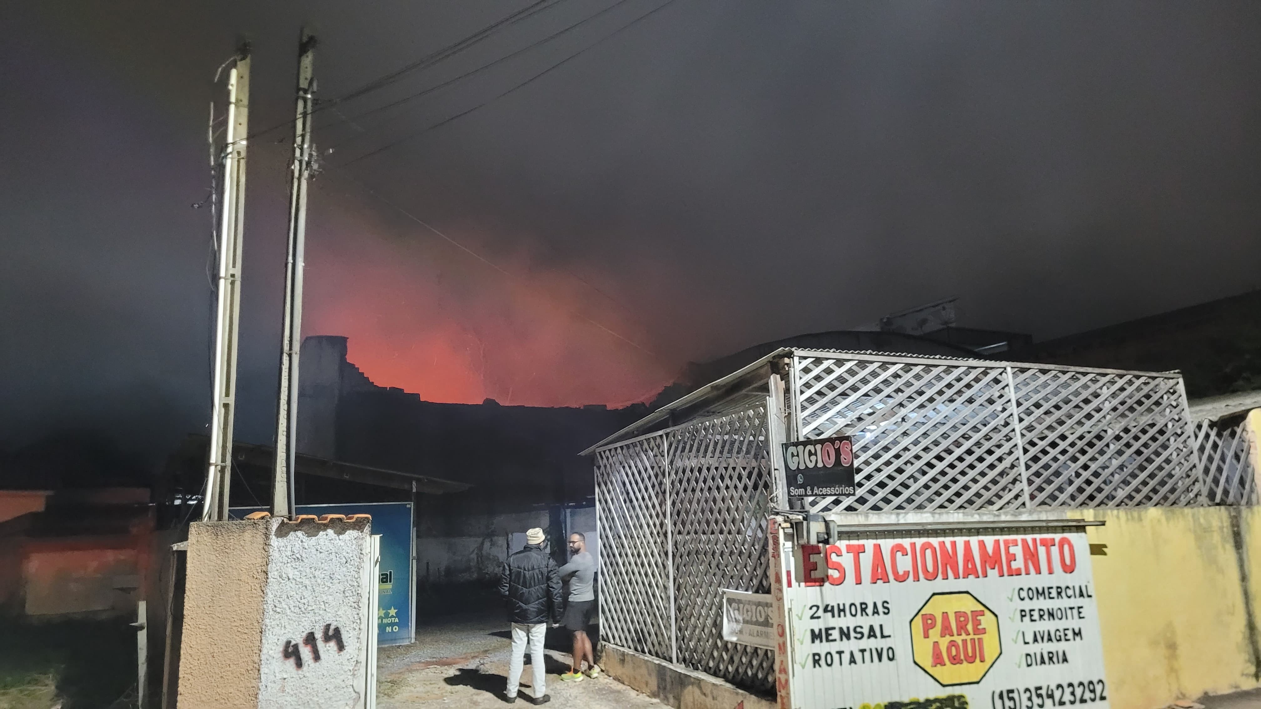 VÍDEO: incêndio atinge depósito de materiais de construção no Centro de Capão Bonito