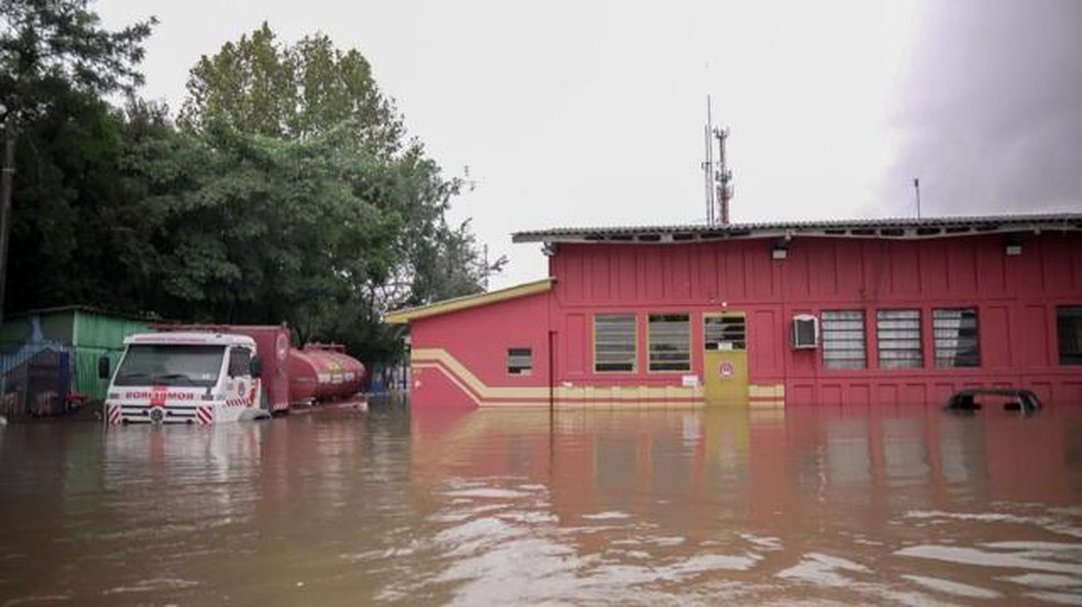 Quartel de bombeiros também ficou alagado em Eldorado do Sul. — Foto: FERNANDO OTTO/BBC